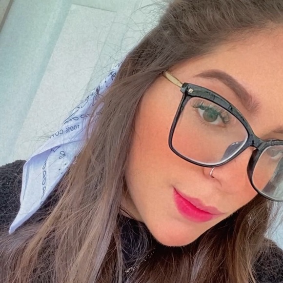 Meet your Posher, Adriana - Picture 1 of 1